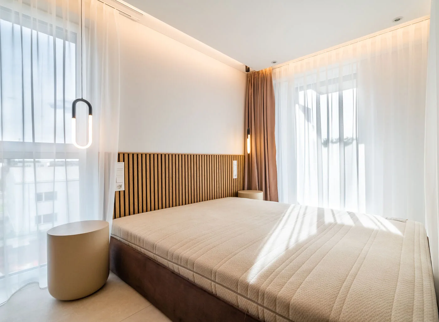 Finished bedroom with timber wall detail by Cozy Interior