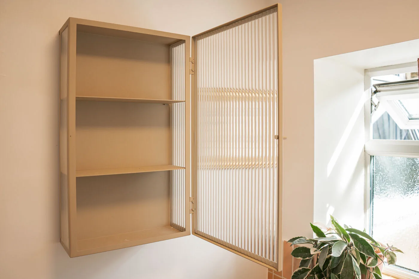 Wall cabinet with ribbed glass door and internal shelves