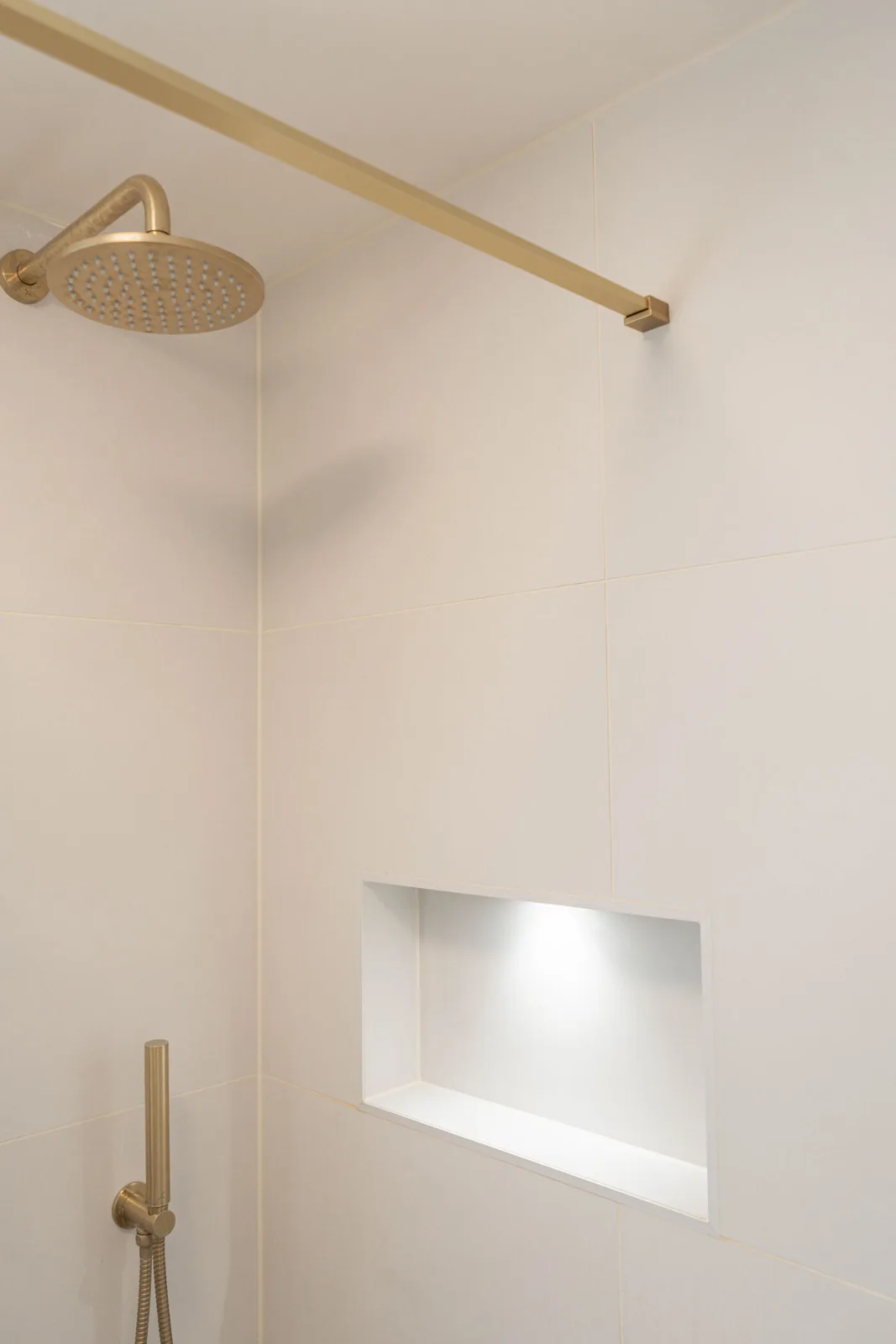 Shower head and recessed shower niche
